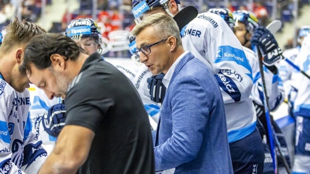 Hlavní trenér Jiří Kudrna udílí mužstvu pokyny, foto: www.hcbilitygri.cz